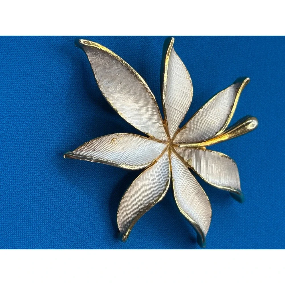 JJ Jonette Vintage White Enamel Gold Tone Leaf Brooch Pin Textured Botanical 70s